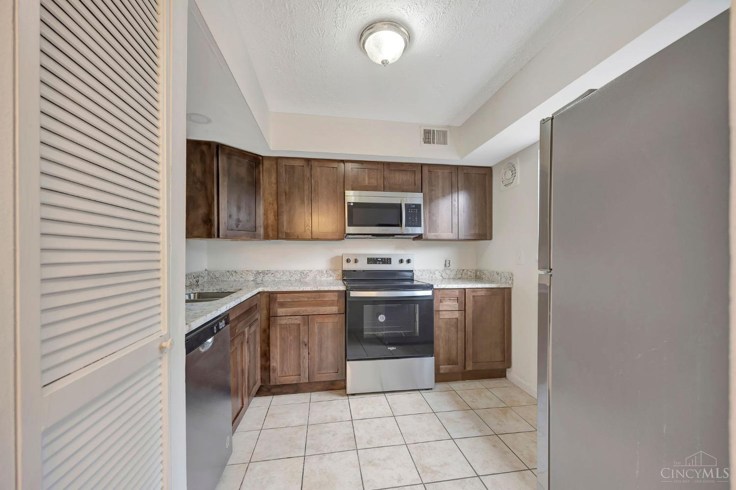 7752 Montgomery Road, Unit 8 Cincinnati, OH 45236 - Photo 6 of 35