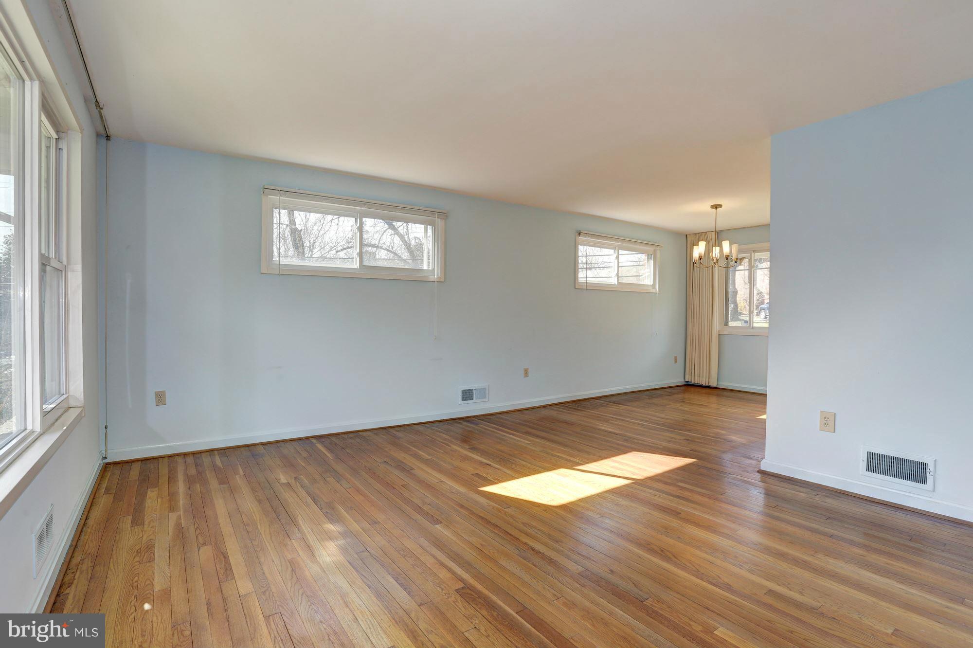 8600 Sundale Drive Silver Spring, MD 20910 - Photo 3 of 28 Living Room