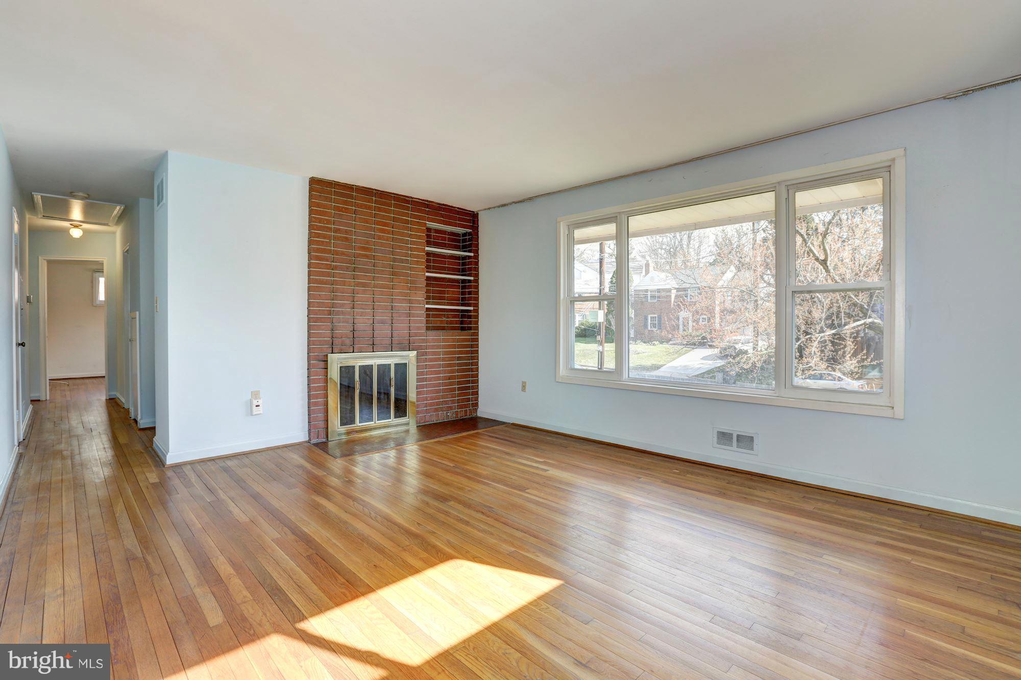 8600 Sundale Drive Silver Spring, MD 20910 - Photo 5 of 28 Living Room