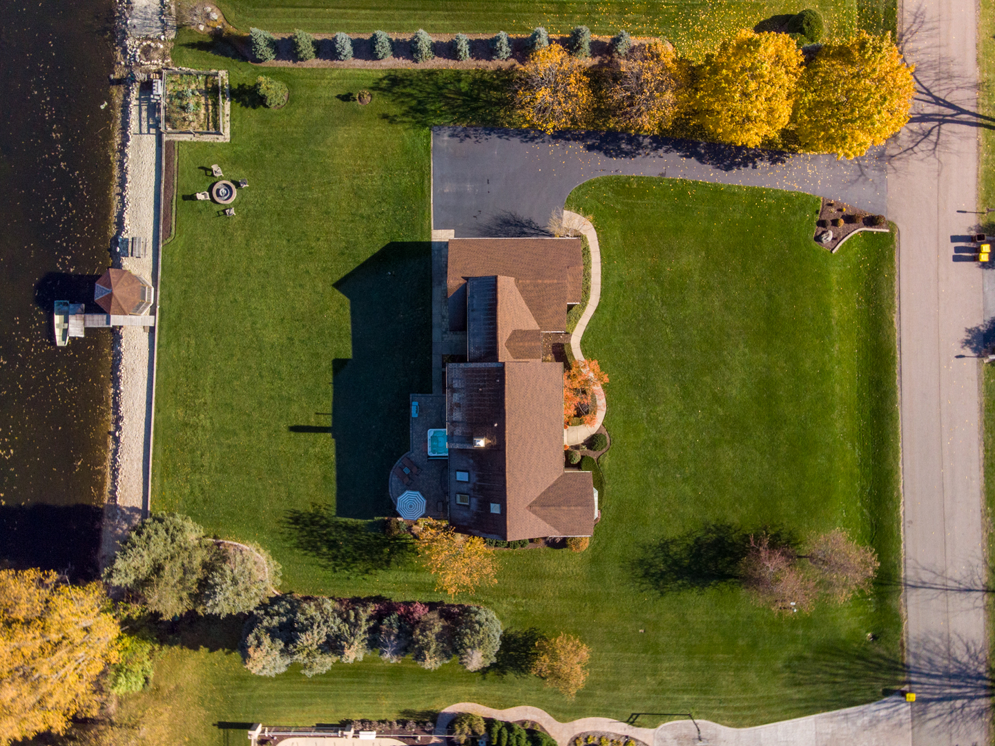 2208 Crystal Circle Crystal Lake, IL 60012 - Photo 55 of 55 an aerial view of a house with a yard