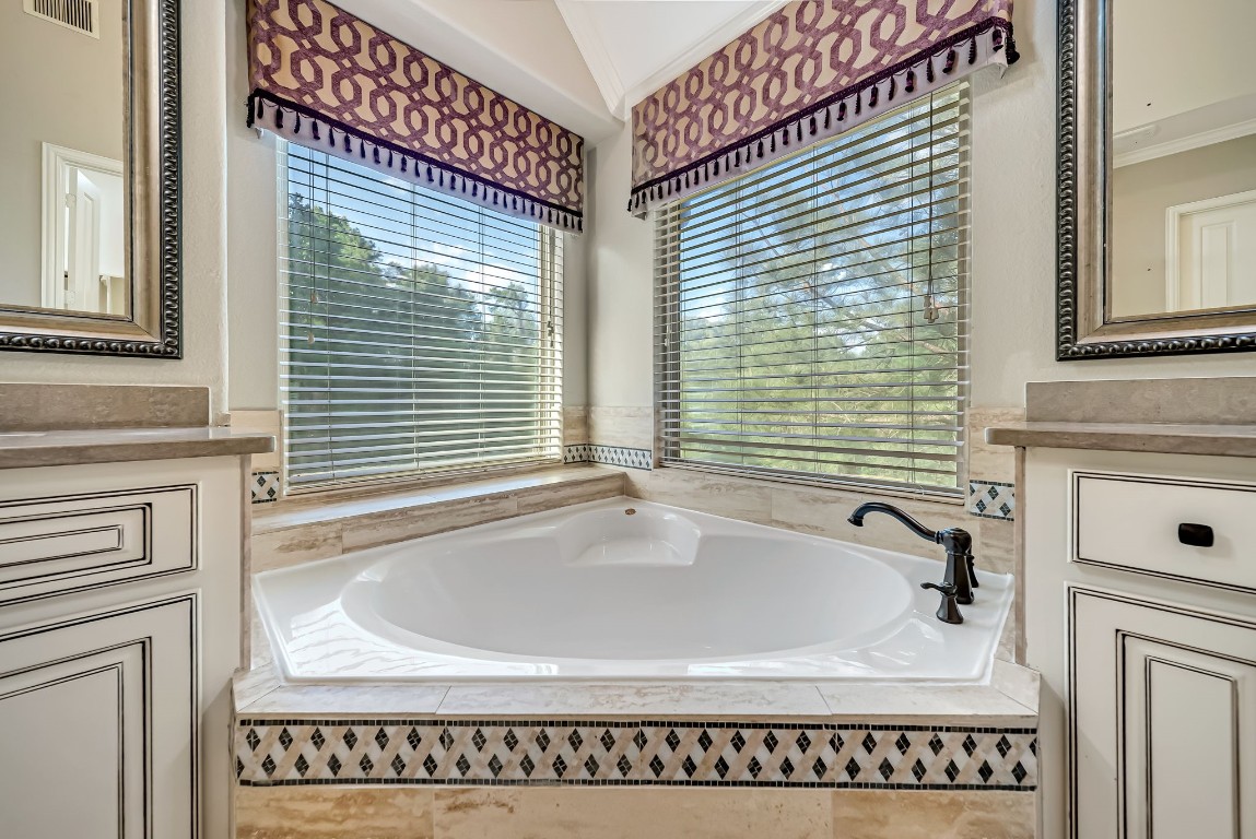 94 Herons Flight Place Spring, TX 77389 - Photo 27 of 33 Master tub