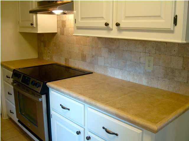 218 Highland Garrison Ridgeland, MS 39157 - Photo 5 of 25 Popular tumbled stone backsplash