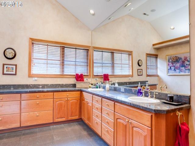 24700 Southwest Valley View Road West Linn, OR 97068 - Photo 9 of 15 Gallery Image 9