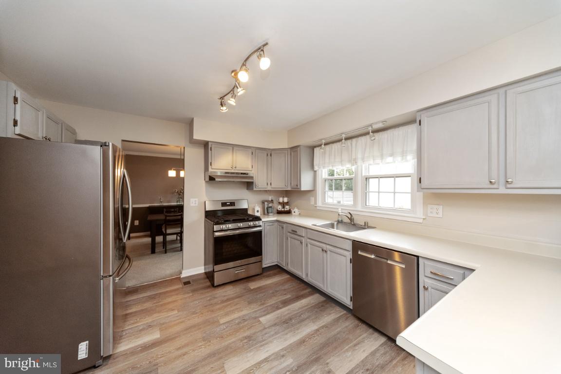 Attractive kitchen with plenty of counterspace!