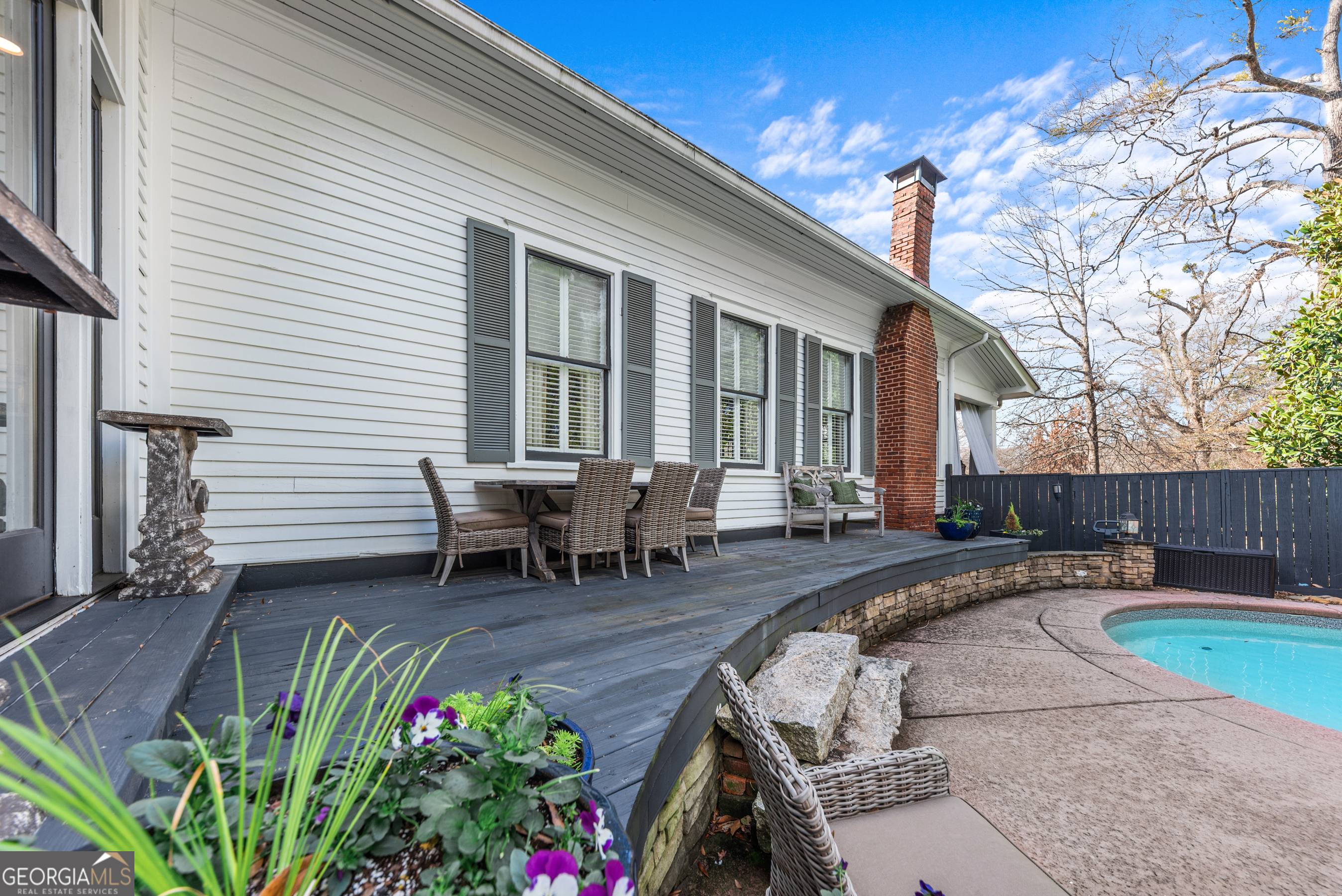 668 North Main Street Madison, GA 30650 - Photo 64 of 88 a view of a house with backyard and sitting area