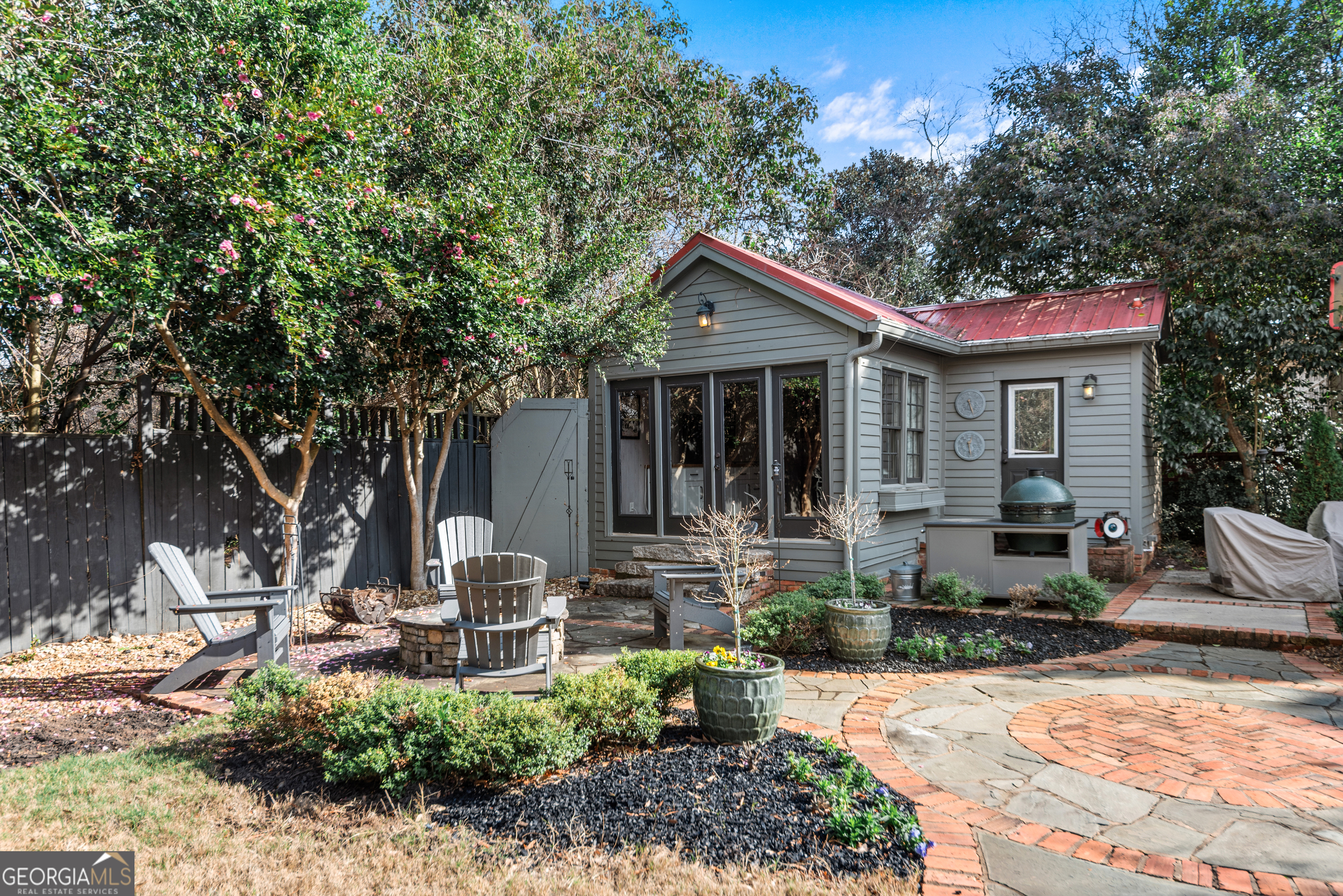 668 North Main Street Madison, GA 30650 - Photo 69 of 88 a front view of a house with garden