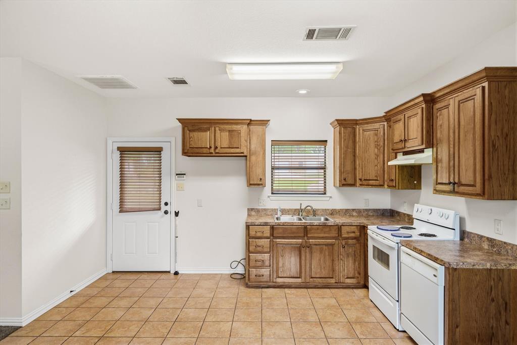 167 County Road 4202 Canton, TX 75103 - Photo 27 of 40 a kitchen with stainless steel appliances a stove sink and cabinets