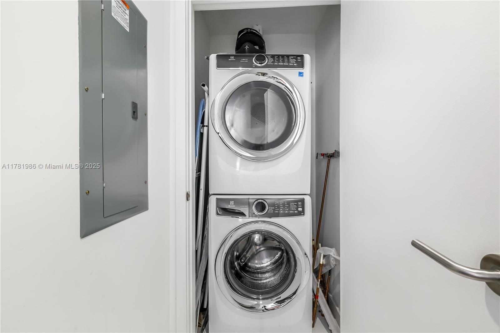 851 Northeast 1st Avenue, Unit 1102 Miami, FL 33132 - Photo 13 of 29 a utility room with dryer and washer