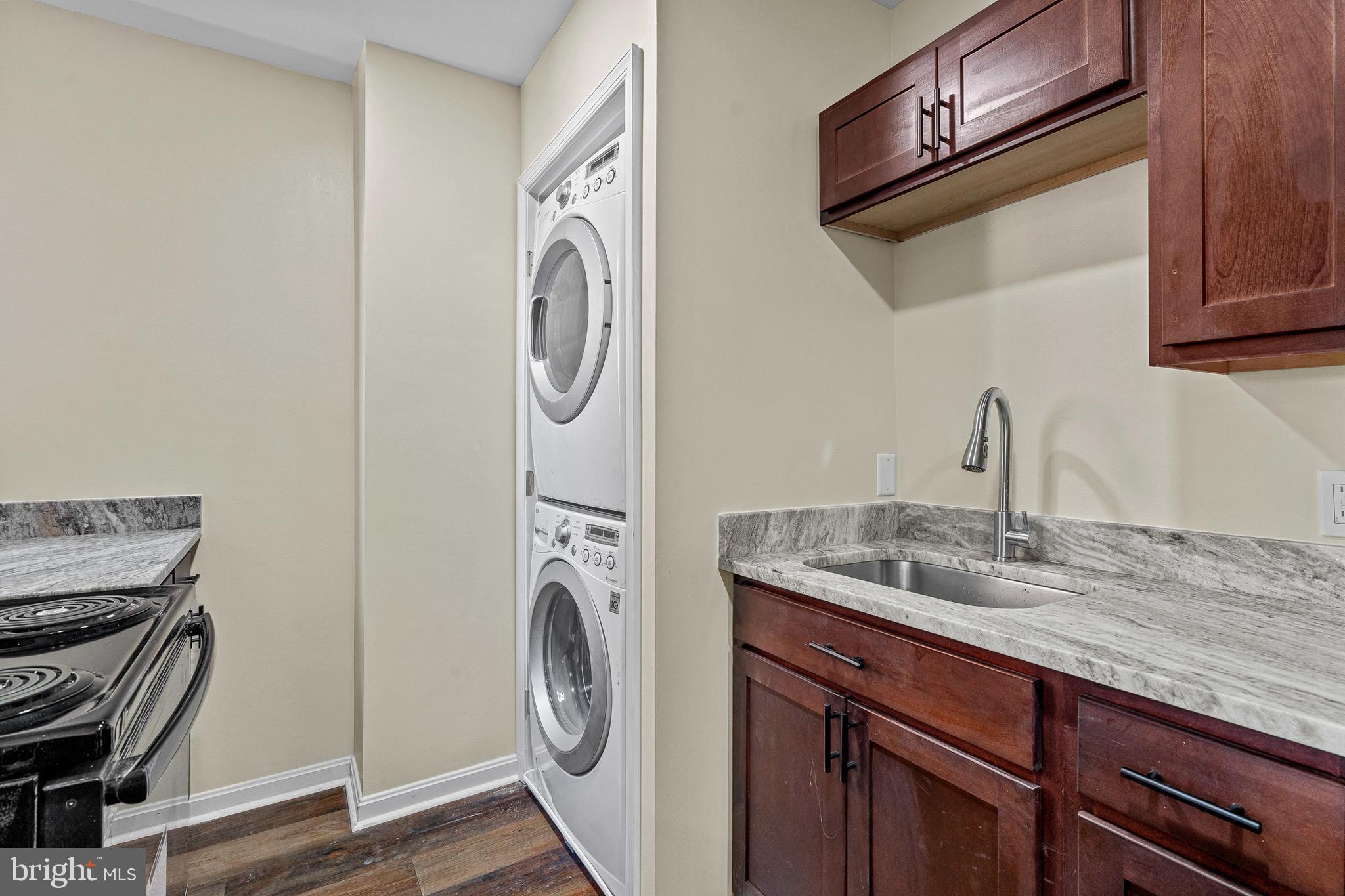 948 Brooks Lane Baltimore, MD 21217 - Photo 6 of 24 Kitchen- Washer/Dryer