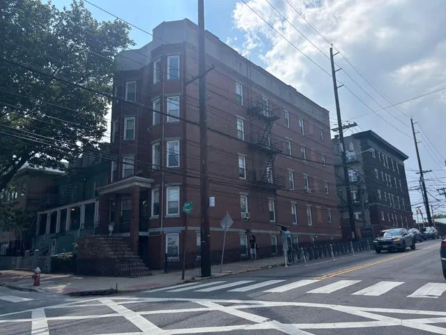 $1,900 | 445 Ogden Avenue, Unit 4B, Jersey City, NJ 07307