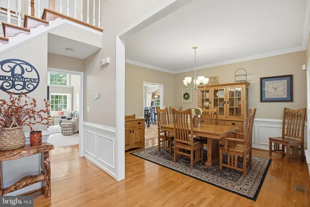 a view of a livingroom with furniture and a dining table