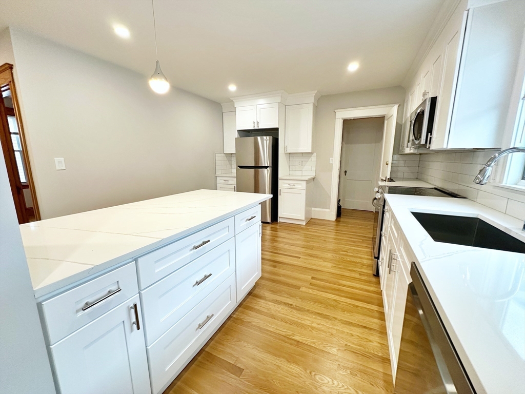 75 Governor Winthrop Road Somerville, MA 02145 - Photo 4 of 35