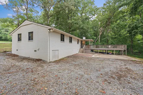 a view of a house with backyard
