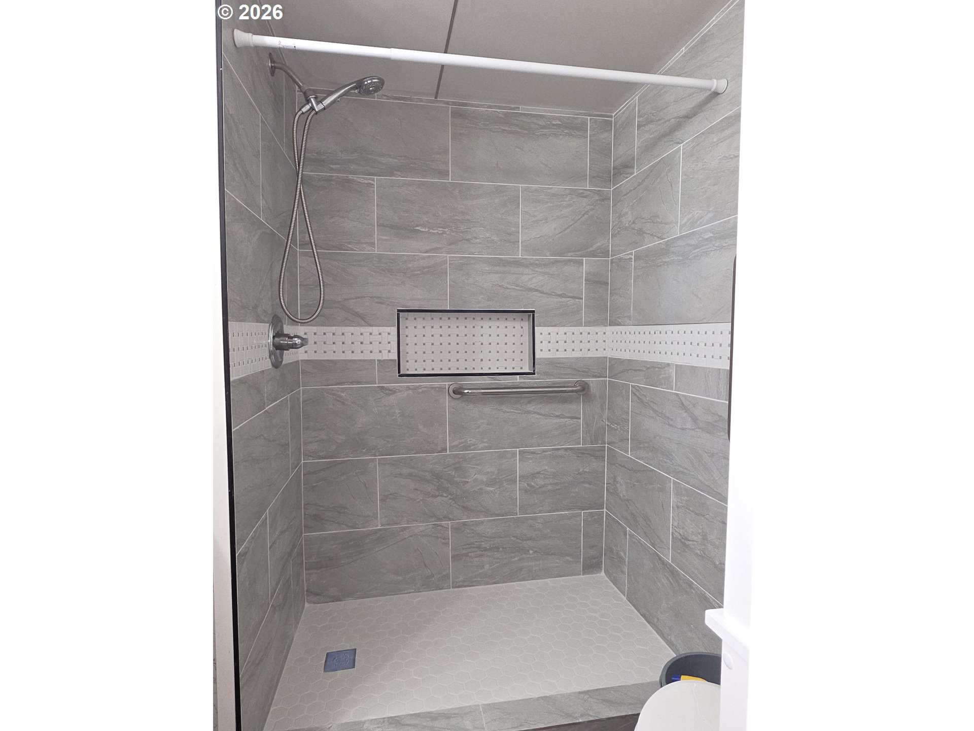 3203 Southeast Vineyard Road, Unit 44 Milwaukie, OR 97267 - Photo 19 of 38 a bathroom with a shower
