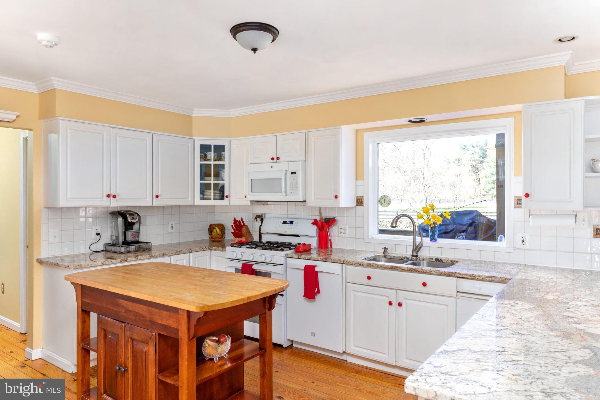 19821 Foggy Bottom Road Bluemont, VA 20135 - Photo 5 of 63 COUNTRY KITCHEN WITH LARGE PANTRY