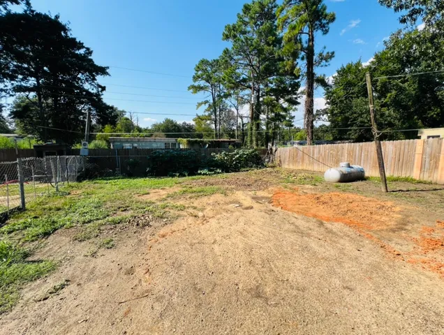 a view of a backyard