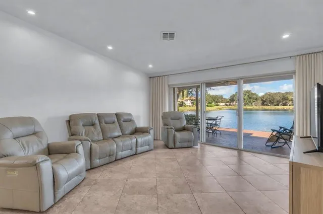 $525,000 | 3143 Deer Creek Lake Shore Drive, Unit 3143, Deerfield Beach, FL 33442