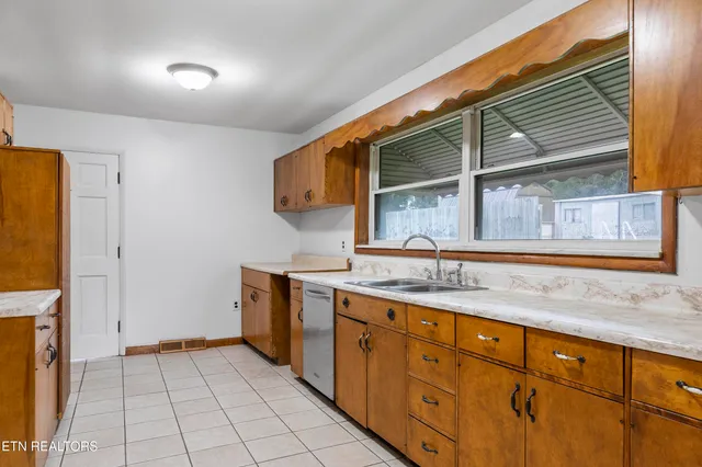 $298,500 | 328 Edgewood Drive, La Follette, TN 37766