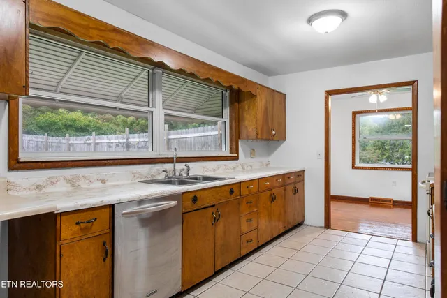 $298,500 | 328 Edgewood Drive, La Follette, TN 37766