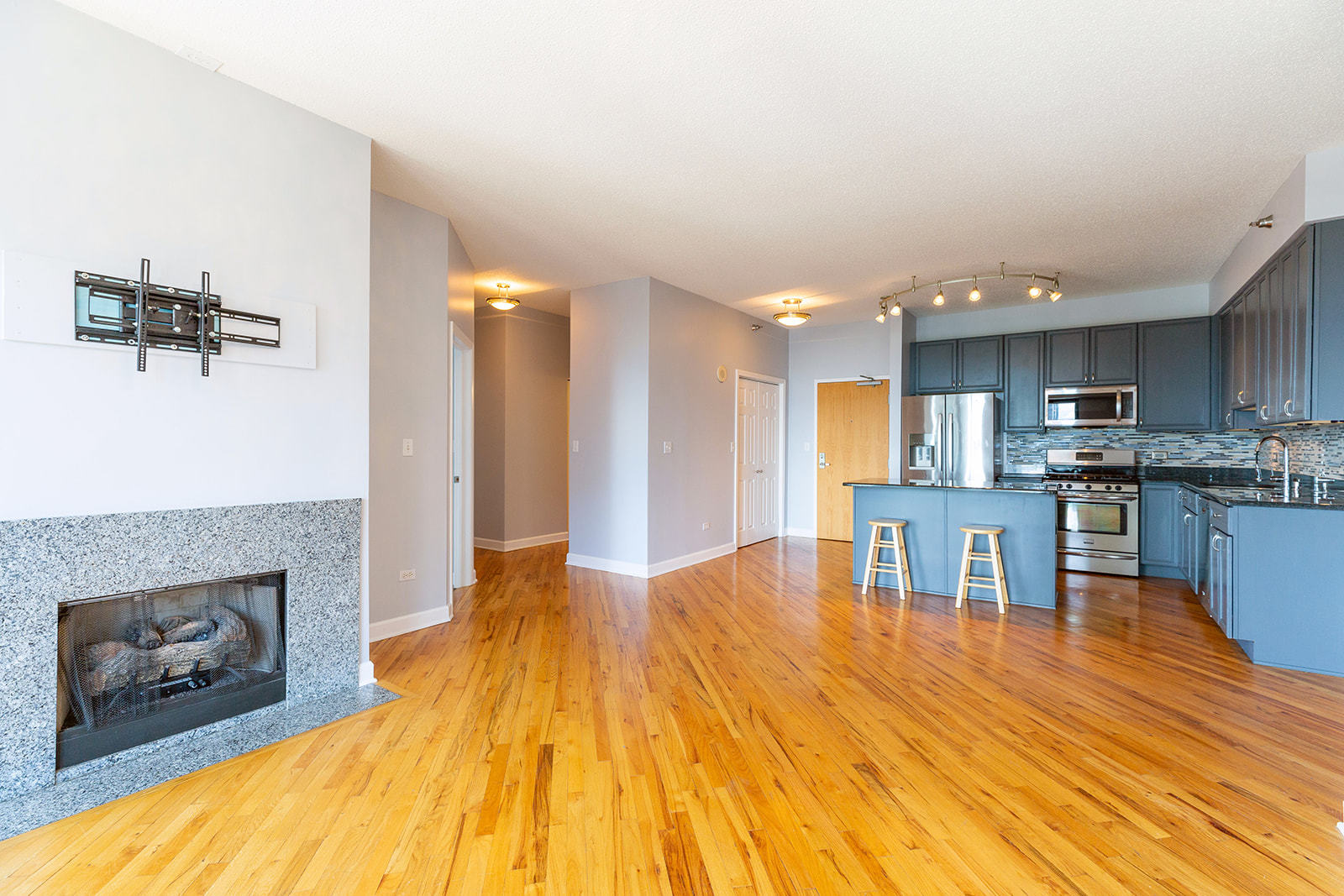 41 East 8th Street, Unit 1902 Chicago, IL 60605 - Photo 4 of 33