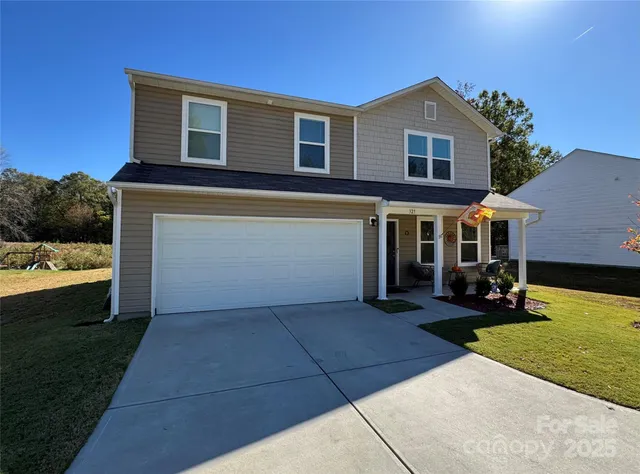 a view of a house with a yard