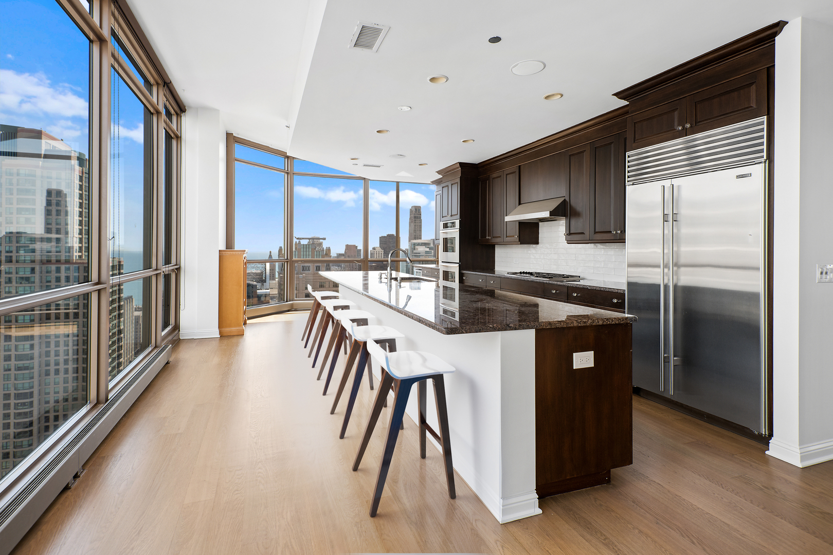 21 East Huron Street, Unit 4701 Chicago, IL 60611 - Photo 12 of 36