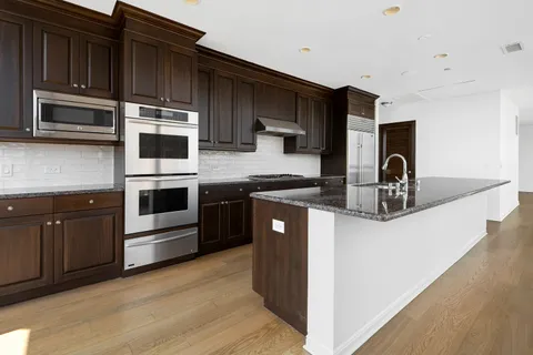 $2,100,000 | 21 East Huron Street, Unit 4701, Chicago, IL 60611