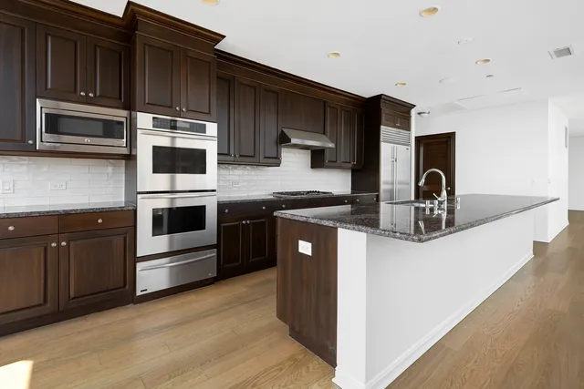 $2,100,000 | 21 East Huron Street, Unit 4701, Chicago, IL 60611