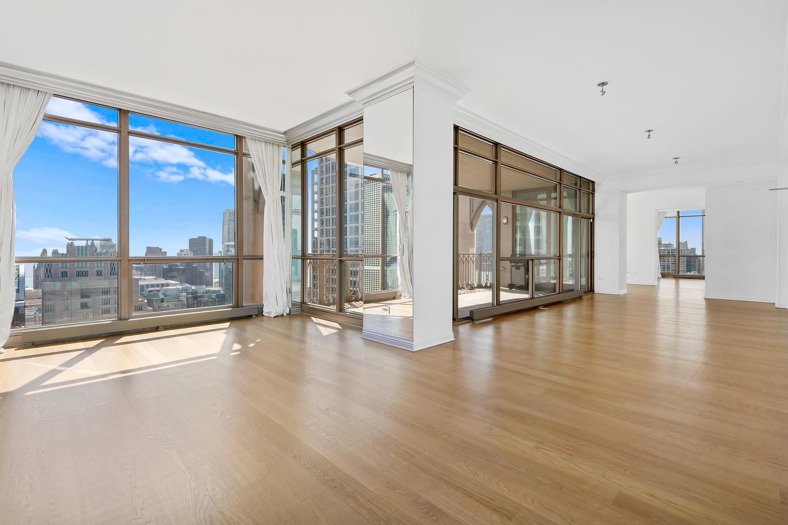 21 East Huron Street, Unit 4701 Chicago, IL 60611 - Photo 9 of 36