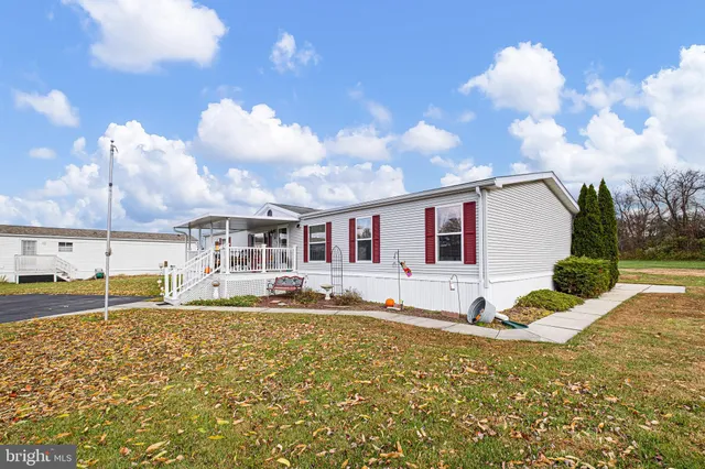 a front view of house with yard and entertaining space