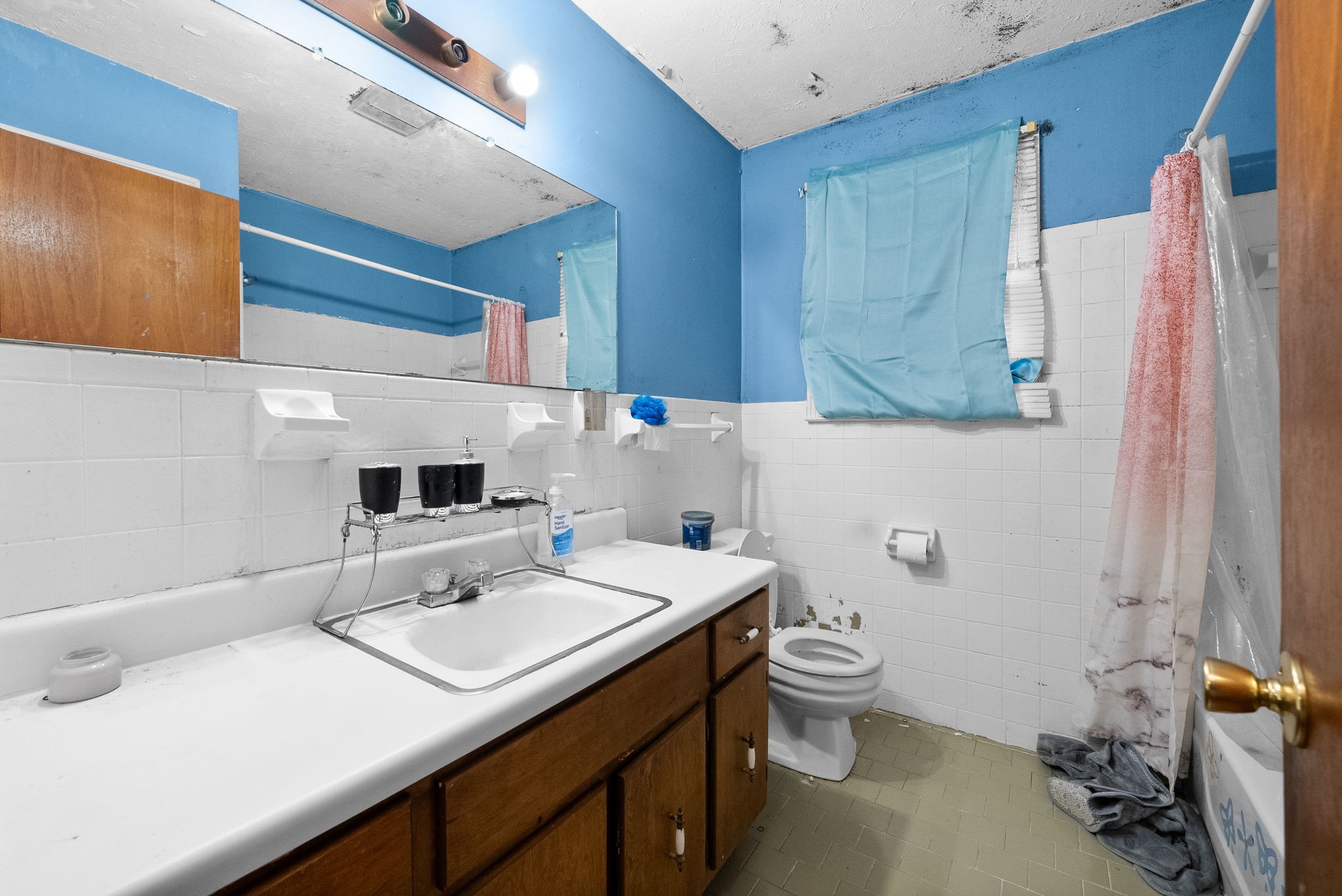511 Ruby Drive Clarksville, TN 37040 - Photo 16 of 25 a bathroom with a sink a toilet and a mirror
