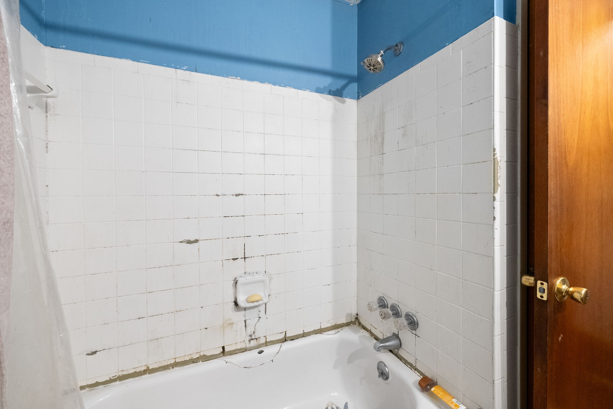 511 Ruby Drive Clarksville, TN 37040 - Photo 17 of 25 a bathroom with a bathtub