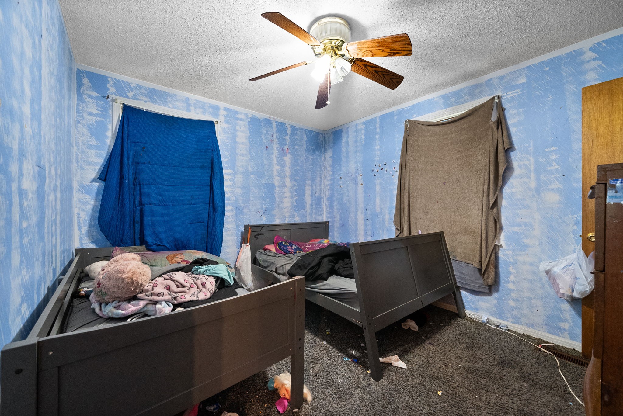 511 Ruby Drive Clarksville, TN 37040 - Photo 20 of 25 a living room with furniture and a flat screen tv