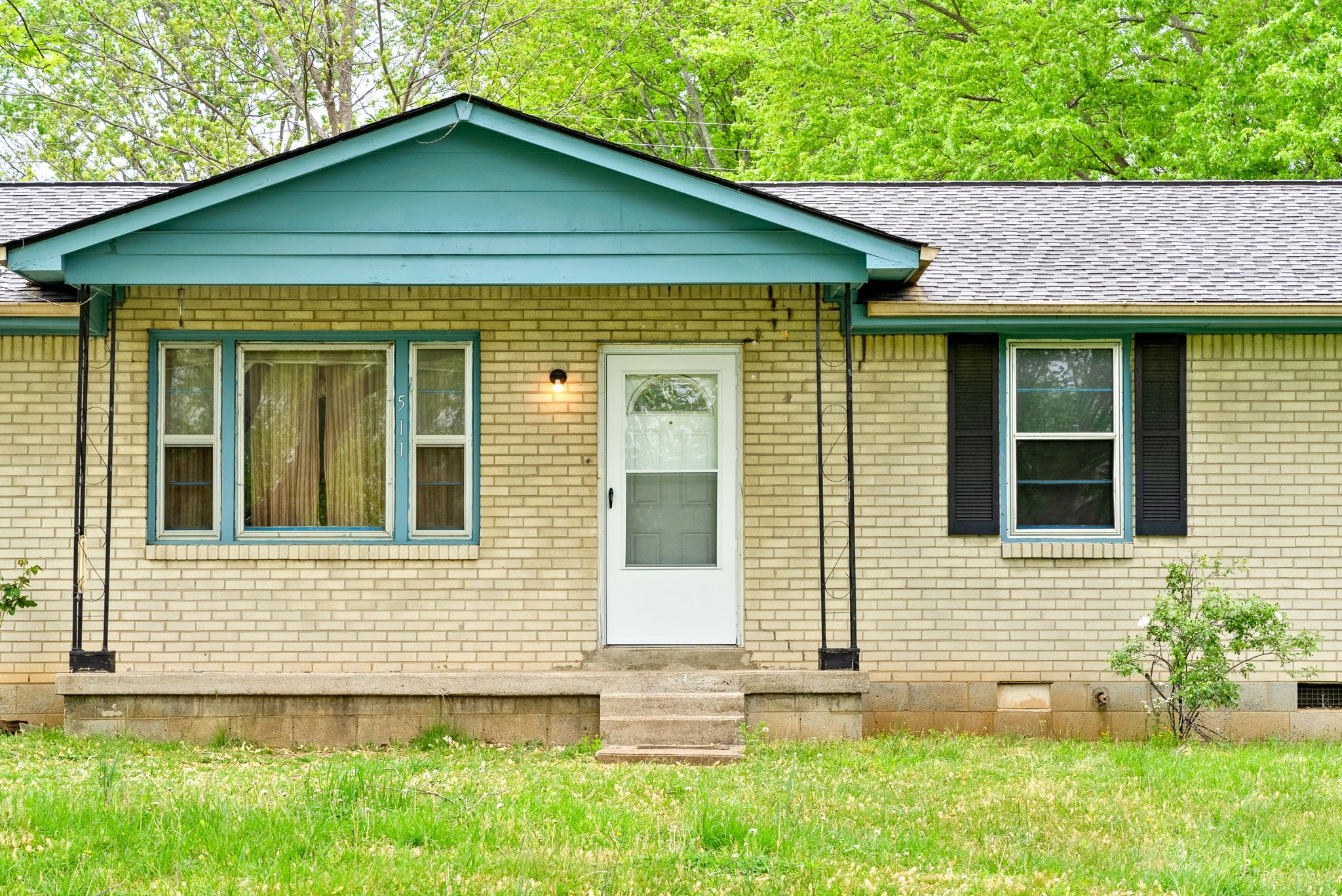 511 Ruby Drive Clarksville, TN 37040 - Photo 3 of 25 a front view of a house