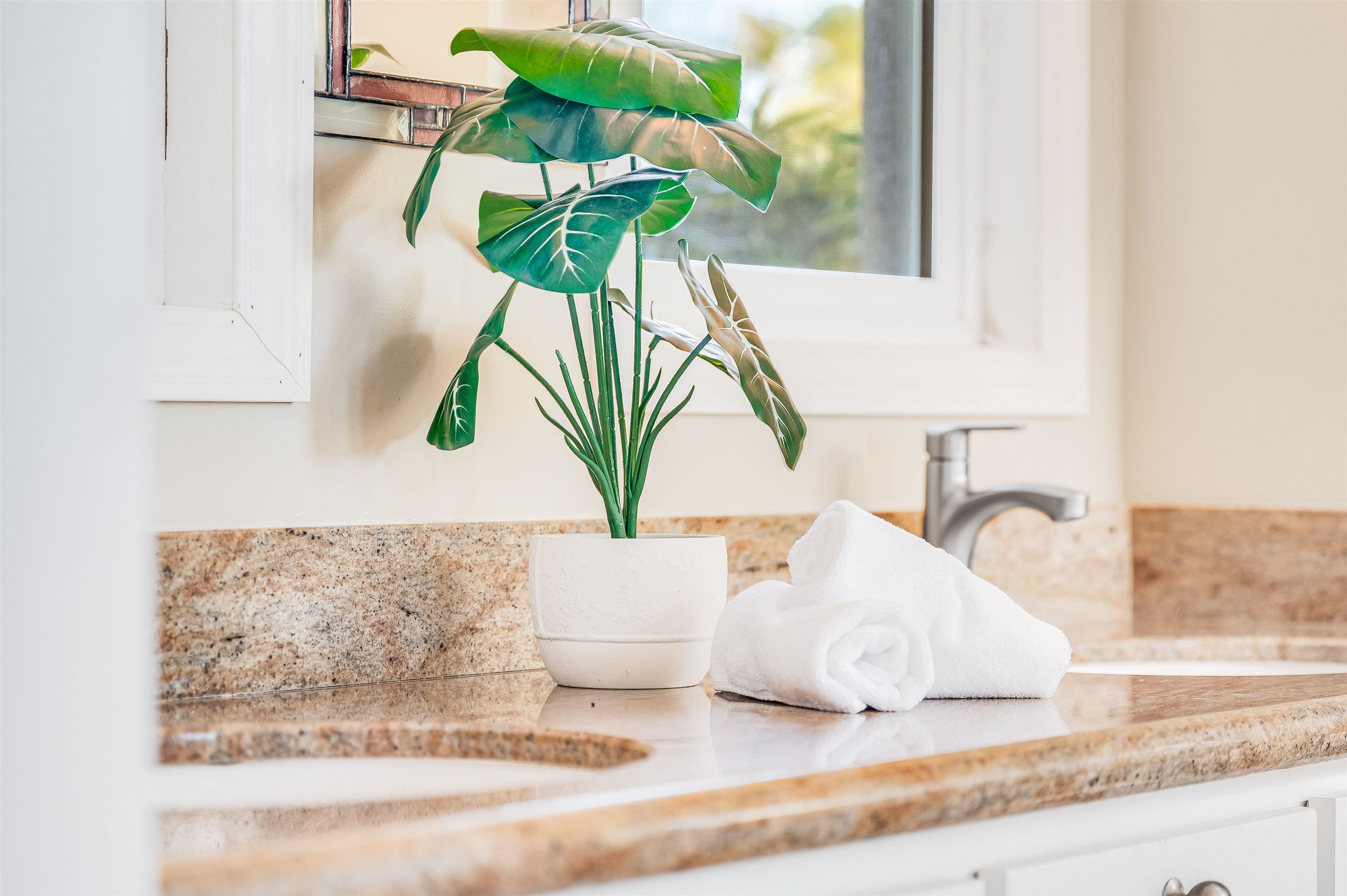 1004 North Honokala Road, Unit B Haiku, HI 96708 - Photo 24 of 49 a vase of flowers sitting on a table