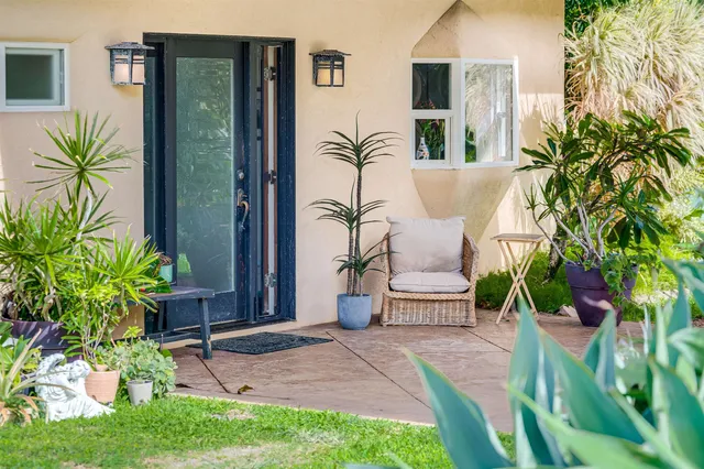 a view of an house with backyard and patio