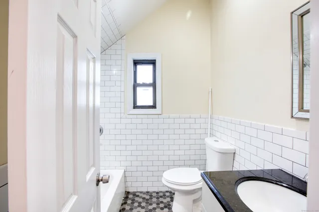 $1,400 | 247 Willow Street, Unit 3, Waterbury, CT 06710