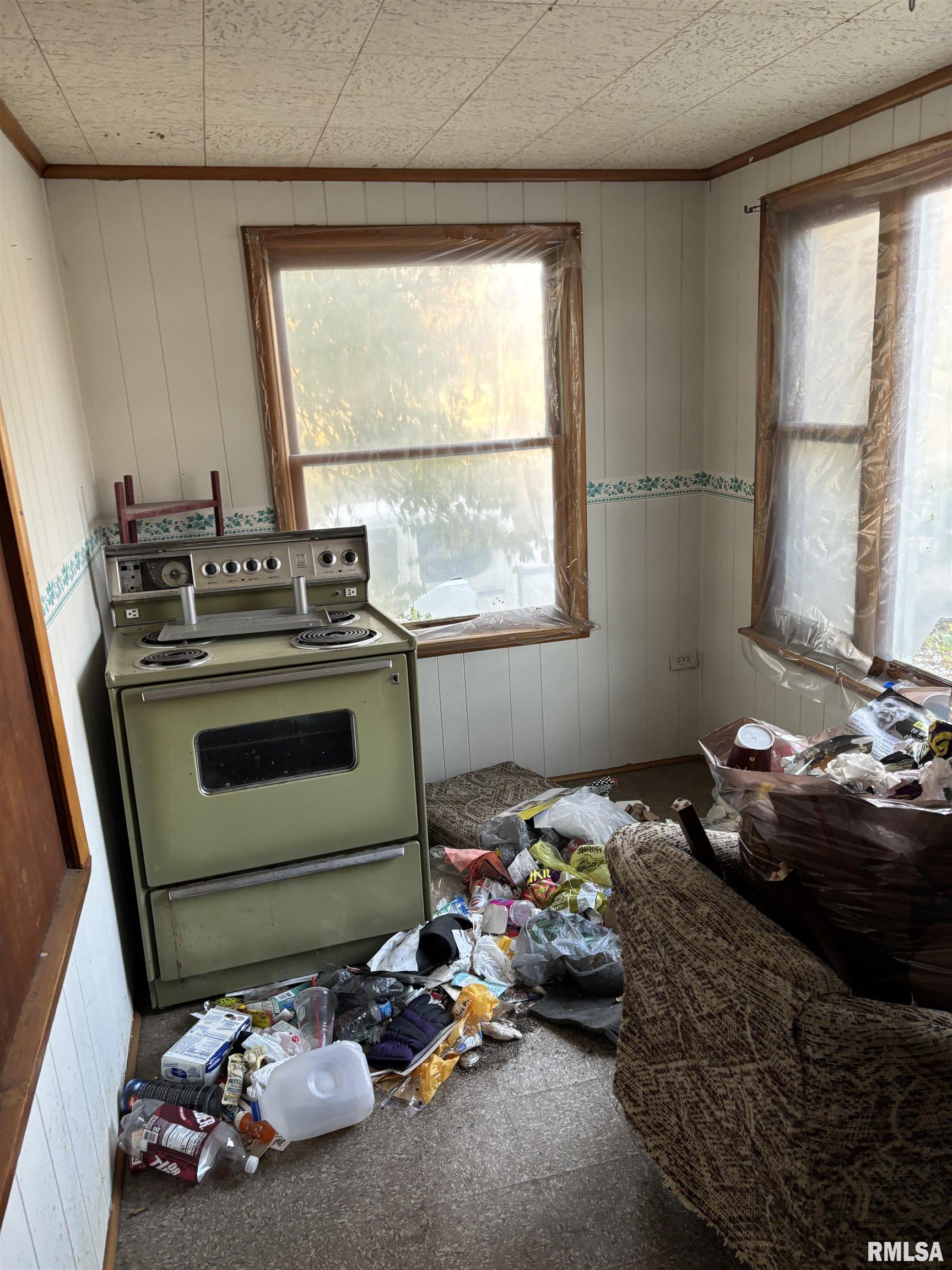 209 North Du Quoin Street Benton, IL 62812 - Photo 7 of 10