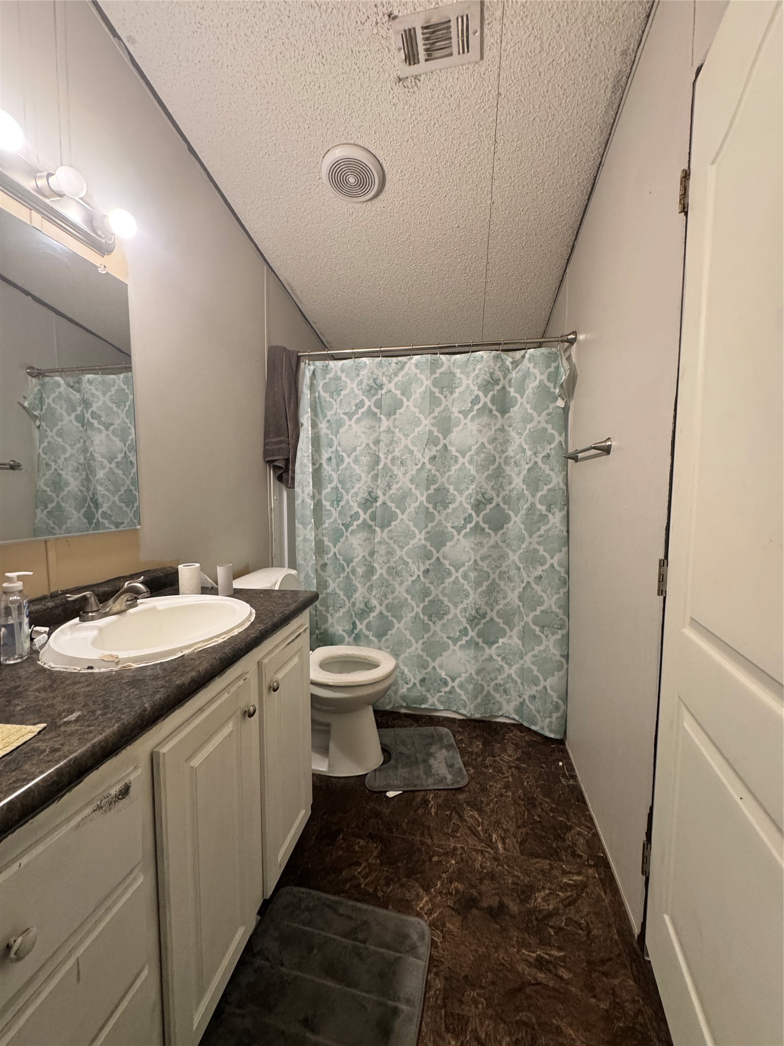 1212 Work Street Anahuac, TX 77514 - Photo 10 of 15 Priamry Bath