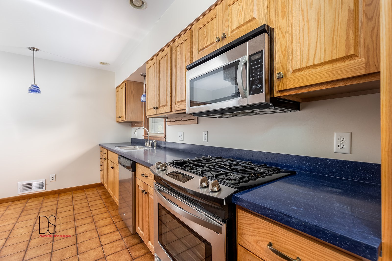 2705 Everette Road Ottawa, IL 61350 - Photo 4 of 22 a kitchen with stainless steel appliances granite countertop a stove and a microwave
