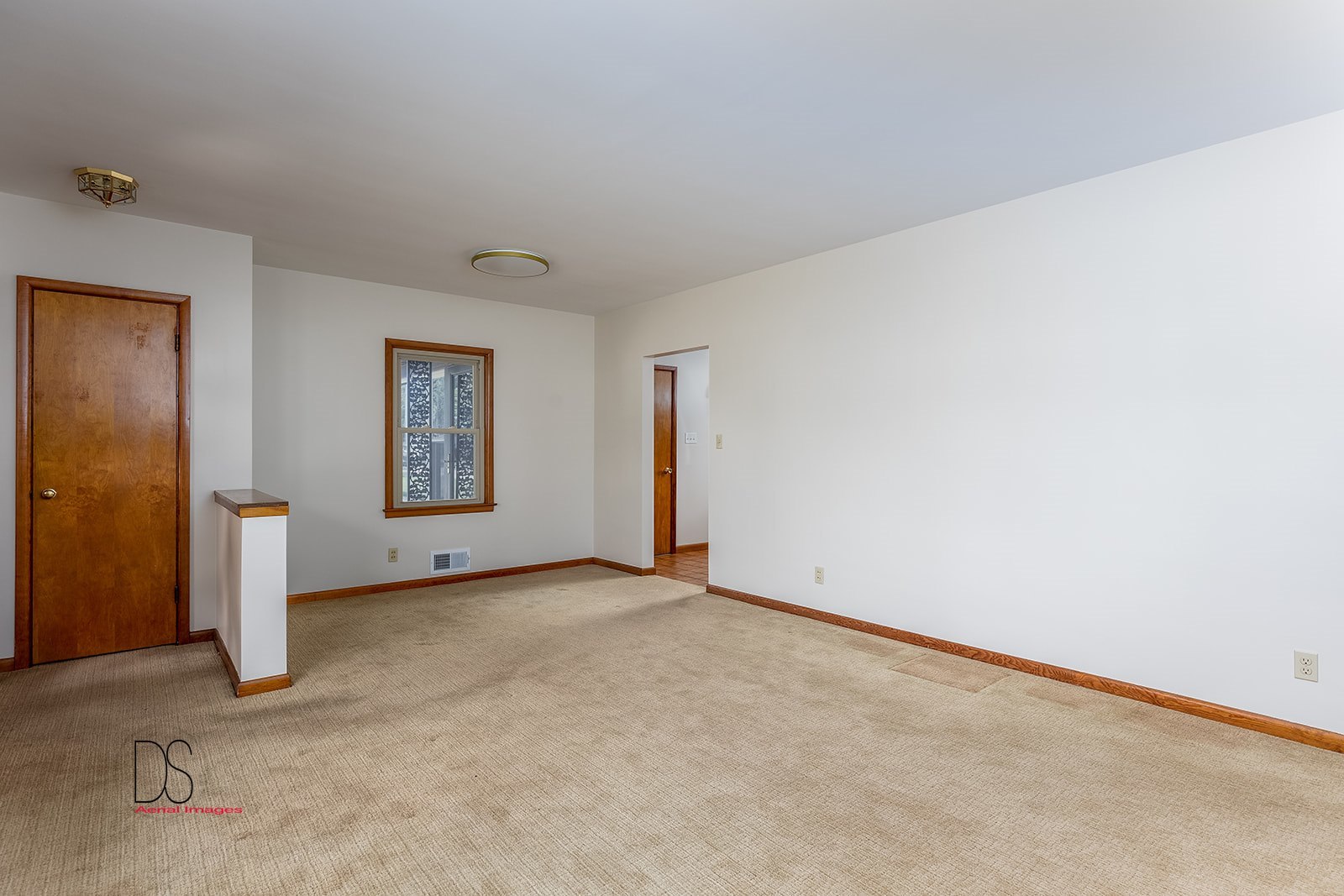 2705 Everette Road Ottawa, IL 61350 - Photo 5 of 22 an empty room with windows