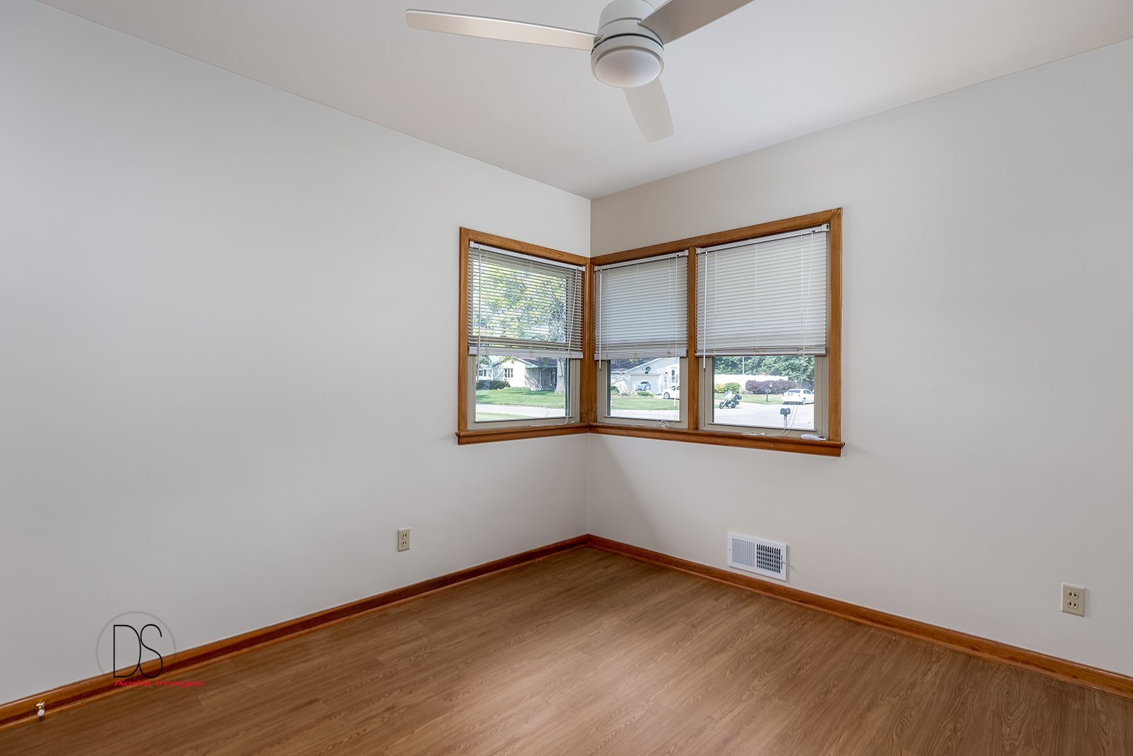 2705 Everette Road Ottawa, IL 61350 - Photo 8 of 22 an empty room with a window