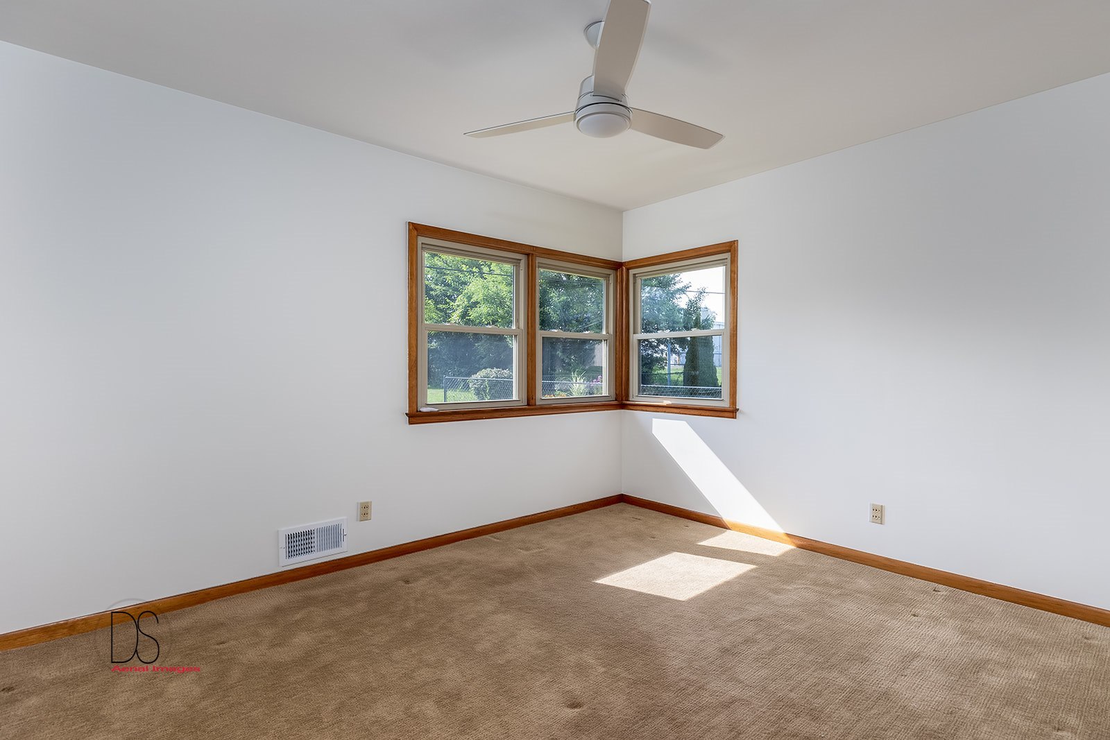 2705 Everette Road Ottawa, IL 61350 - Photo 9 of 22 an empty room with windows