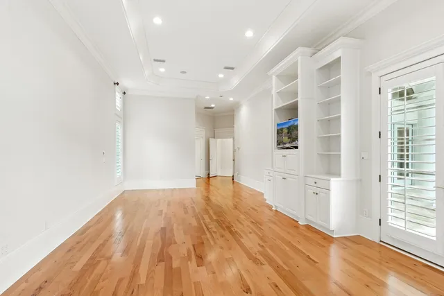 a view of an entryway with a livingroom