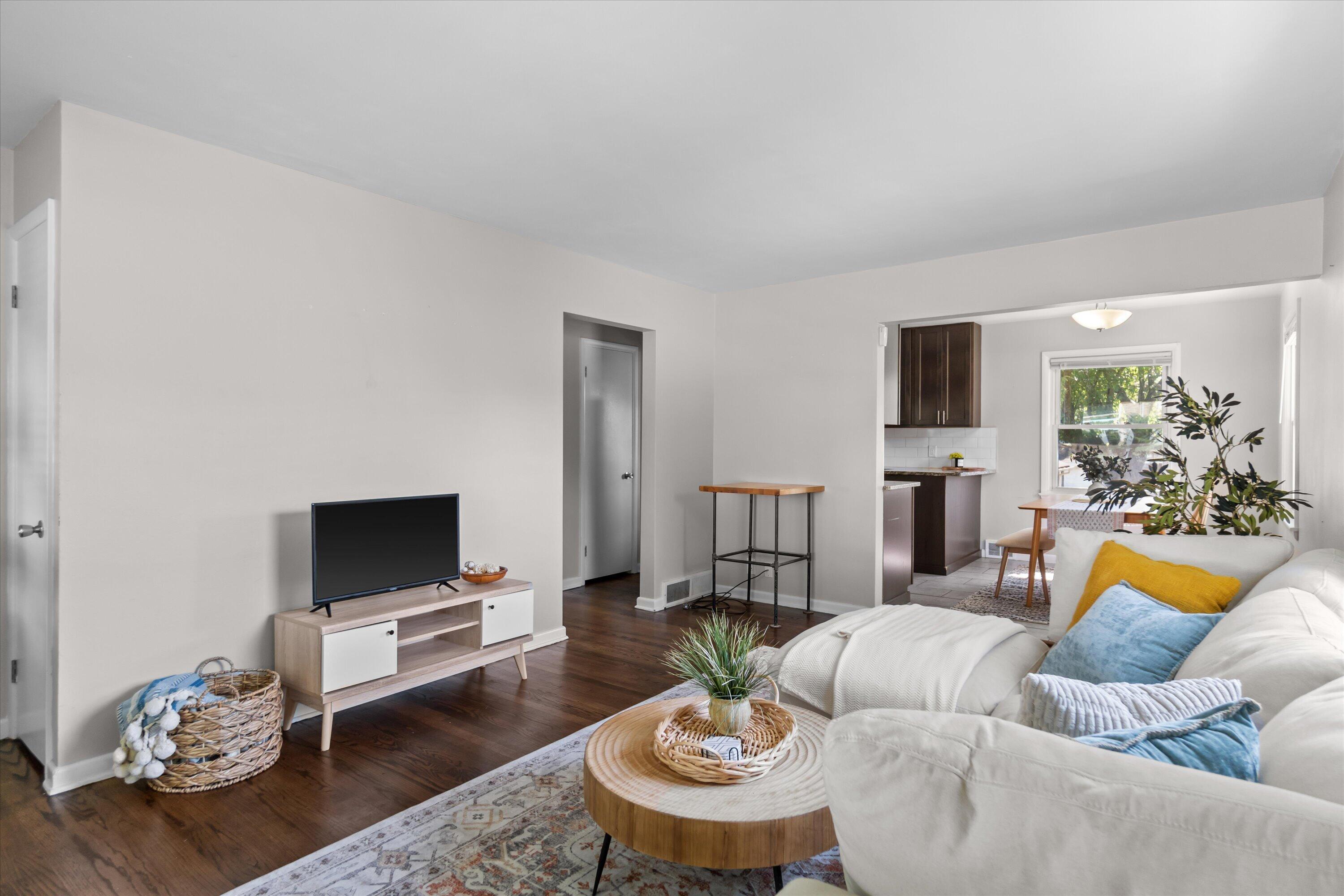 4516 North 78th Street Milwaukee, WI 53218 - Photo 3 of 34 Living Room - Main