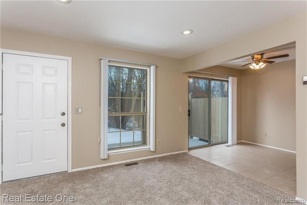 110 Pine Tree Ridge, Unit 43 Waterford, MI 48327 - Photo 6 of 30