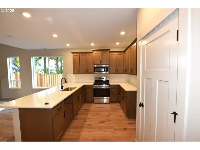 $634,900 | 871 Oakleaf Way, Silverton, OR 97381