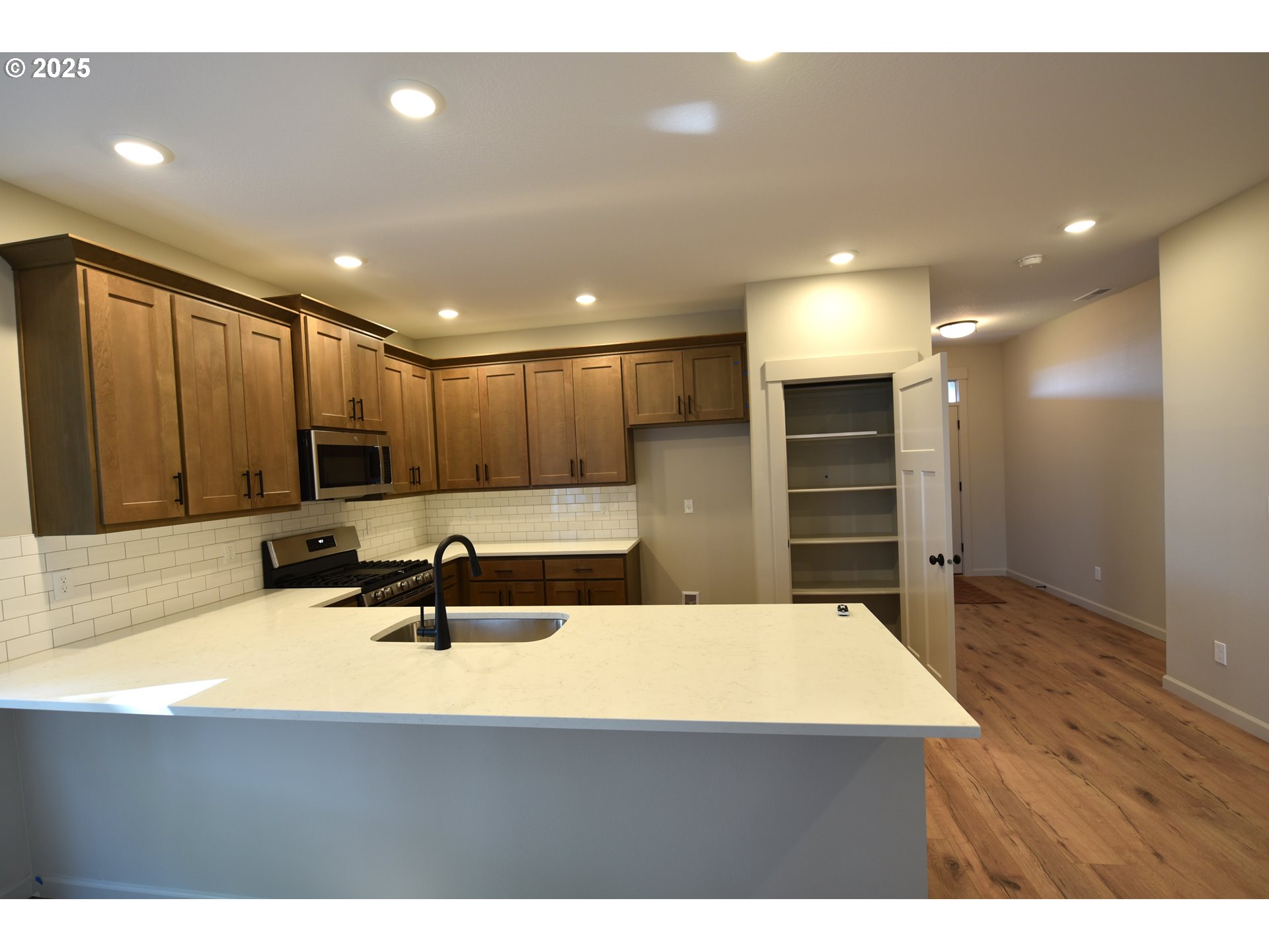 871 Oakleaf Way Silverton, OR 97381 - Photo 4 of 12 Great Room