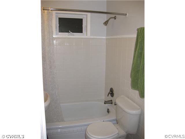 5407 Colleen Road Sandston, VA 23150 - Photo 4 of 11 a bathroom with a toilet and a bathtub