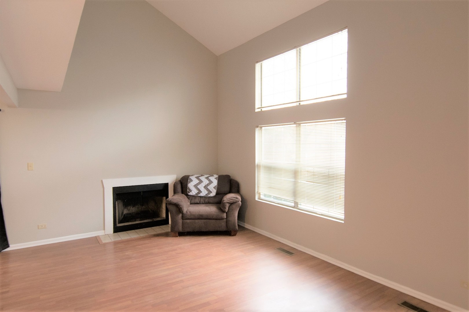 232 Butternut Lane, Unit 232 Streamwood, IL 60107 - Photo 3 of 16 an empty room with windows